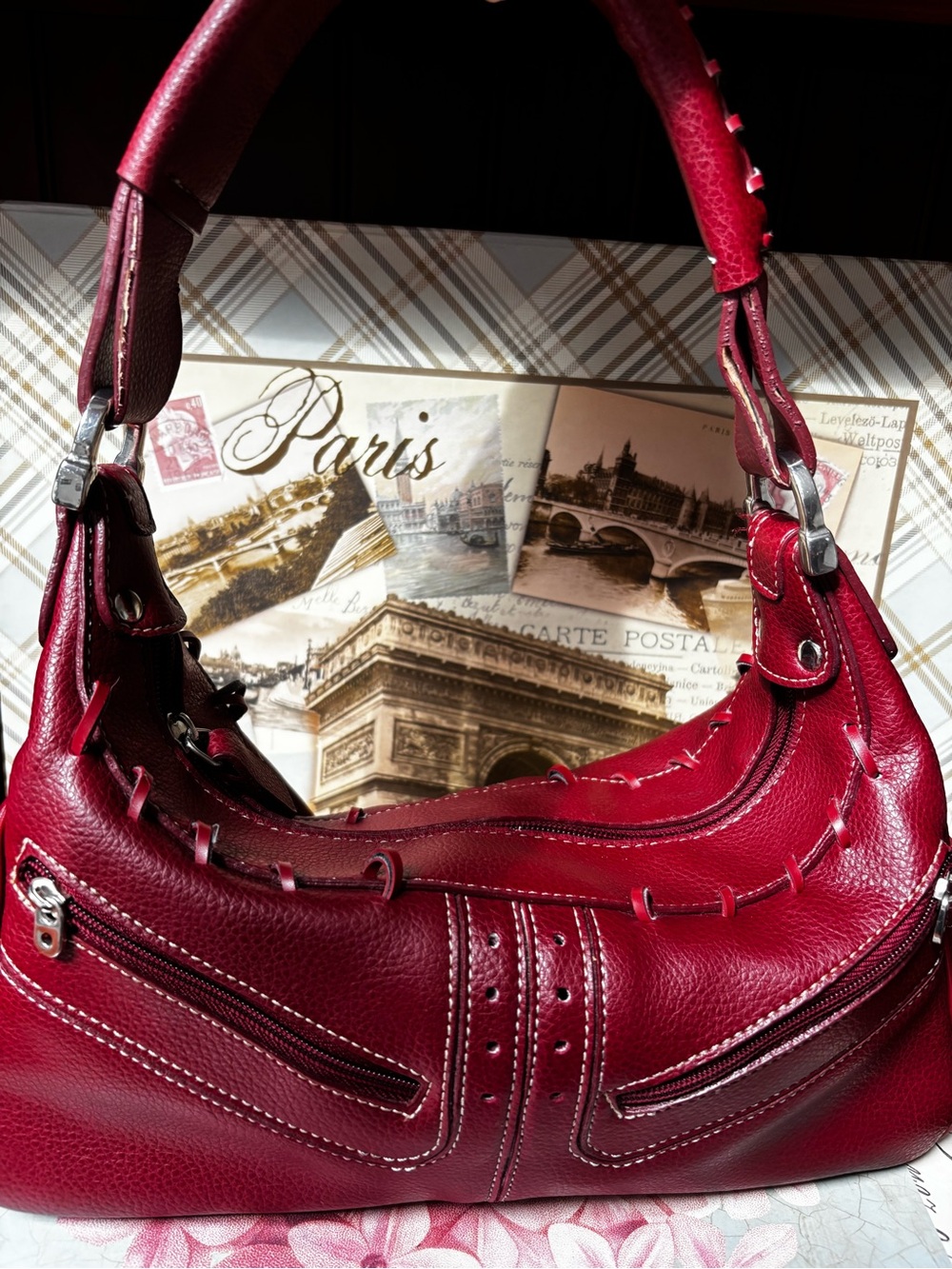 VTG burgundy-red pebbled leather shoulder bag with contrast stitching, a zippere
